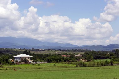 Bir sırt gün güneşli yaz önünde verimli bir vadi