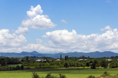 Bir sırt gün güneşli yaz önünde verimli bir vadi