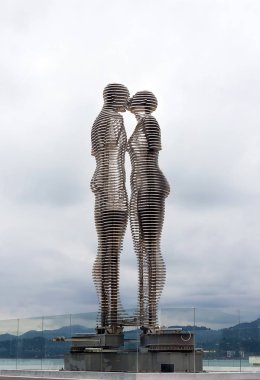 Ali ve Nino 'nun taşınan metal heykelleri, Tamar Kvesitadze, Batumi, Georgia.