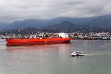 Kargo gemisi Batum bağlantı noktası yakınındaki durgun su yelken