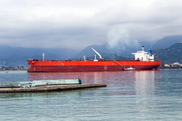 Lastfartyg som trafikerar i stilla vatten nära port av Batumi — Stockfoto