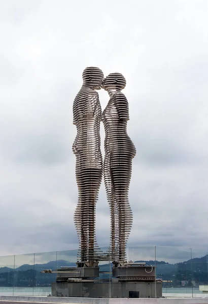 Moving metal statues of Ali and Nino, by Tamar Kvesitadze, in Batumi, Georgia. — Stock Photo, Image