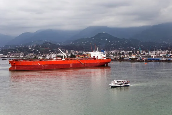 Nave da carico che naviga in acque ferme vicino al porto di Batumi — Foto Stock
