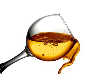 SEK beyaz şarap bir bardak dökülür