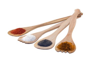 Baharat beyaz arka plan üzerinde izole üç tahta kaşıklar üzerinde