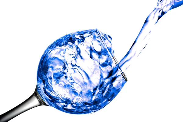 Μοβ νερό χύνει στο ποτήρι σε λευκό φόντο — Φωτογραφία Αρχείου