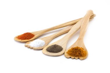 Baharat beyaz arka plan üzerinde izole üç tahta kaşıklar üzerinde