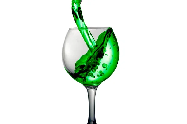 Πράσινο νερού χύνει στο ποτήρι σε λευκό φόντο — Φωτογραφία Αρχείου
