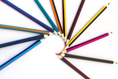 Beyaz arkaplanda izole edilmiş renkli kalemler