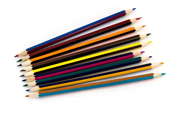 Різнокольорові олівці ізольовані на білому тлі — стокове фото