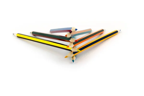 Crayons de couleur reposent les uns sur les autres isolés sur fond blanc — Photo