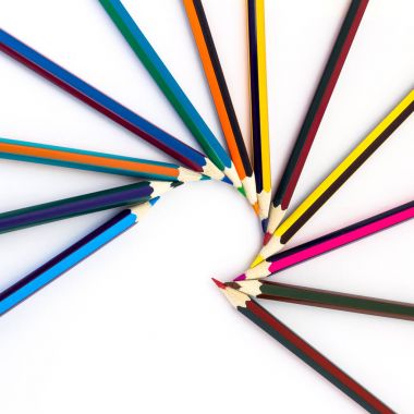 Beyaz arkaplanda izole edilmiş renkli kalemler