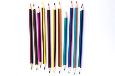 Beyaz arkaplanda izole edilmiş çok renkli kalemler