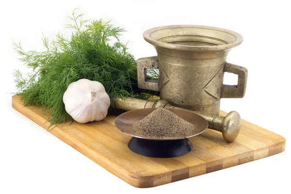 Baharat, kompozisyonu kırık siyah biber, dereotu, sarımsak, beyaz arka plan üzerinde izole vintage baharat değirmeni