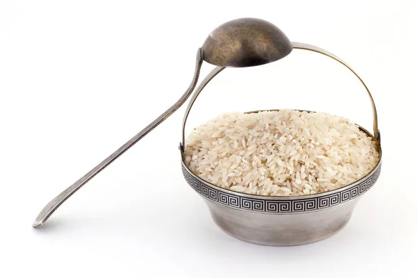 Rýže v misce na bílém pozadí — Stock fotografie