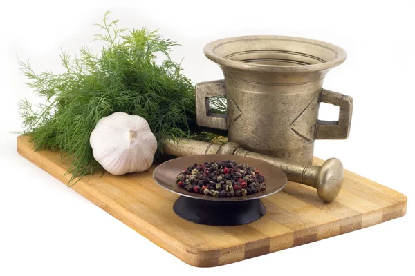 Baharat, kompozisyonu mix beş tellicherry biber, dereotu, sarımsak, beyaz arka plan üzerinde izole vintage baharat değirmeni