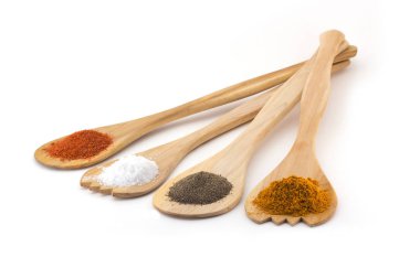 Baharat beyaz arka plan üzerinde izole üç tahta kaşıklar üzerinde