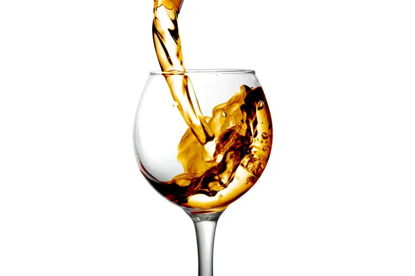 Vino blanco fruta del desierto se vierte en una copa —  Fotos de Stock