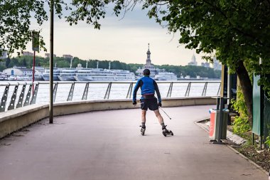 Kayakçı Park'ta sabahın erken saatlerinde iskele üzerinde