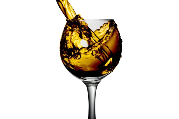 Έρημο φρούτα λευκό κρασί χύνεται ένα ποτήρι — Φωτογραφία Αρχείου