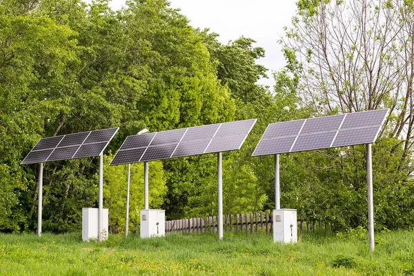 Batteria solare alimenta una lampada elettrica nel parco — Foto Stock