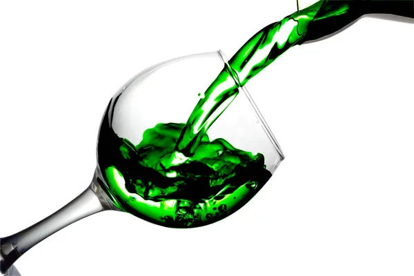 Agua verde se vierte en un vaso sobre un fondo blanco —  Fotos de Stock