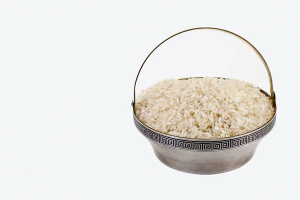 Rýže v misce na bílém pozadí — Stock fotografie
