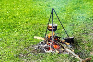 Yemek yemek bir alanı çadır kampında Melon bir ateşte bir tripod üzerinde