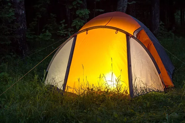 Ljuset brinner i tältet på natten — Stockfoto