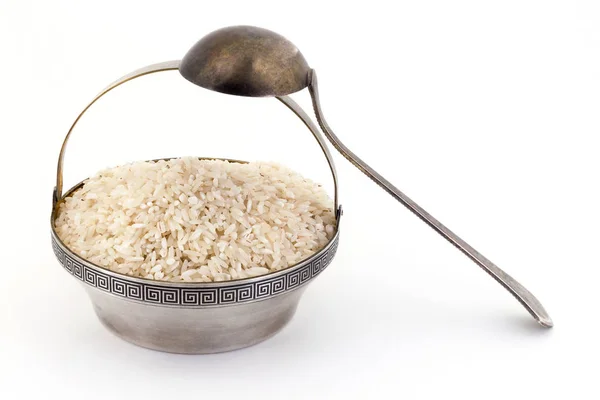 Arroz em uma tigela em um fundo branco — Fotografia de Stock