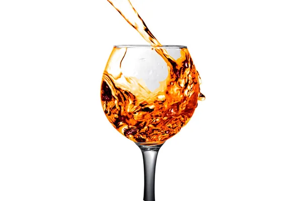 Öknen frukt vita vin hälls i ett glas — Stockfoto