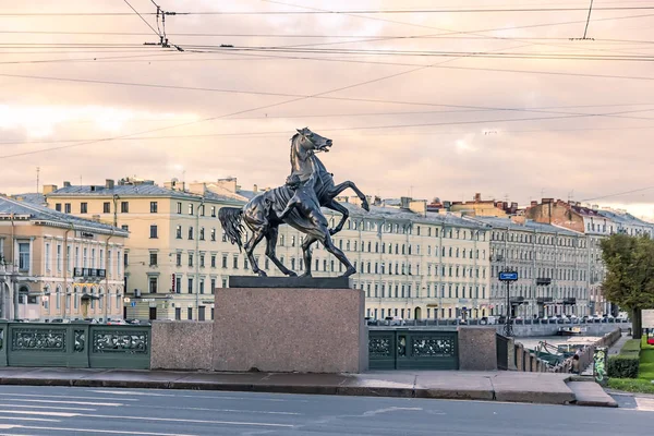 29.06.2017, Saint Petersburg, Rusya Federasyonu. Nevsky Prospect Anichkov köprüsünde sabah erken