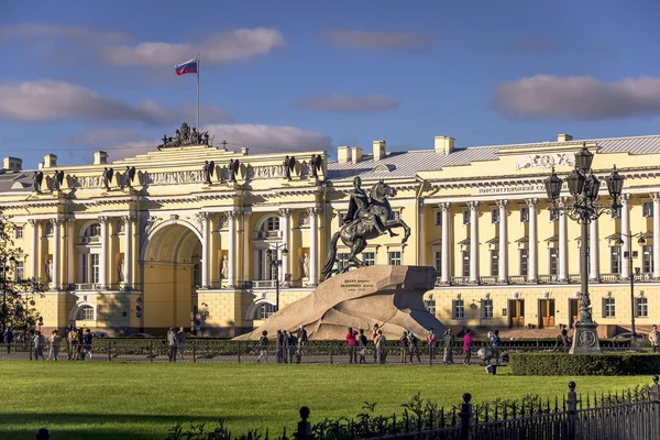 29.06.2017, Saint Petersburg, Rusya Federasyonu. Nevsky Prospect erken yaz sabahı