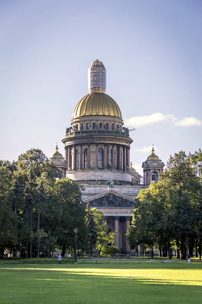 29.06.2017, Санкт-Петербург, Росія. Рано вранці на Невському проспекті — стокове фото