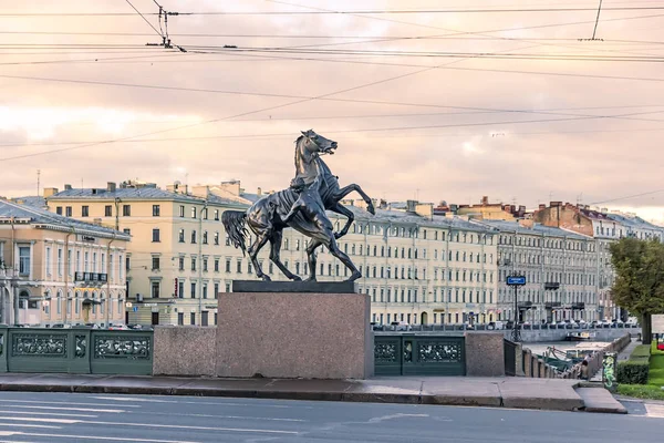 29.06.2017, São Petersburgo, Rússia. De manhã cedo na ponte Nevsky Prospect Anichkov Imagens De Bancos De Imagens