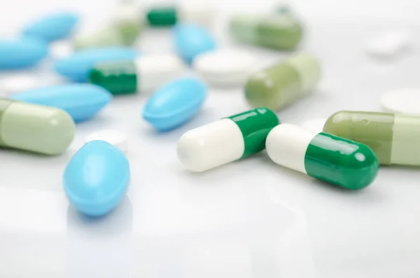 Blue and green pills — Stock Photo, Image