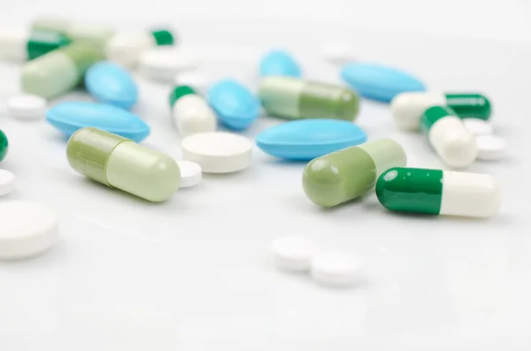 Блакитні і зелені таблетки — стокове фото
