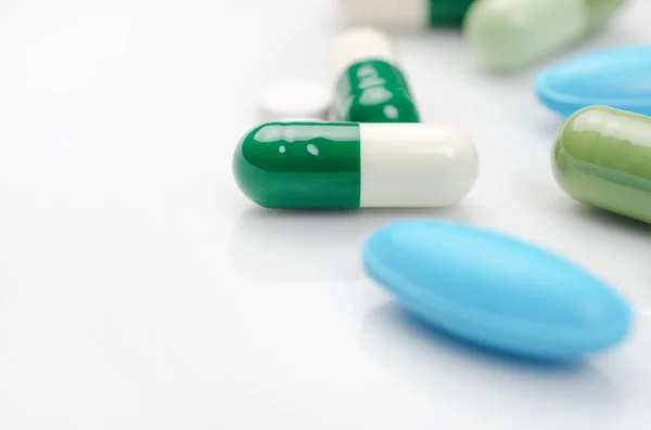 Blue and green pills — Stock Photo, Image