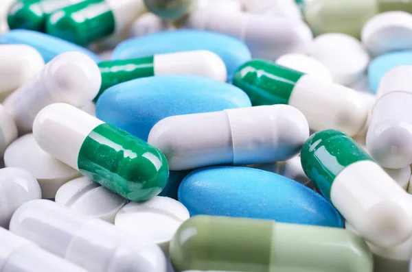 Багато барвистих таблеток і капсул — стокове фото