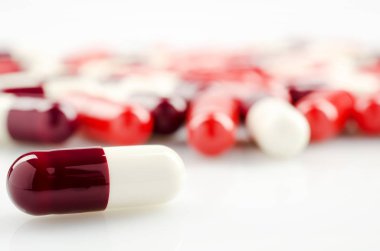 Çok kırmızı ve diğer tıbbi kapsül