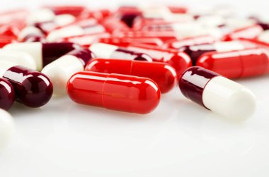 Çok kırmızı ve diğer tıbbi kapsül