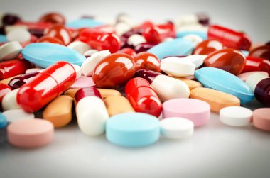 Çok renkli hap ve kapsül