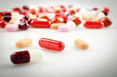 Çok kırmızı ve diğer tıbbi kapsül