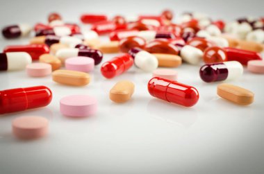 Çok kırmızı ve diğer tıbbi kapsül