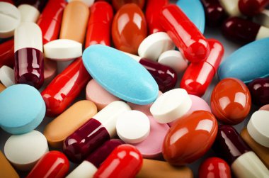 Çok renkli hap ve kapsül