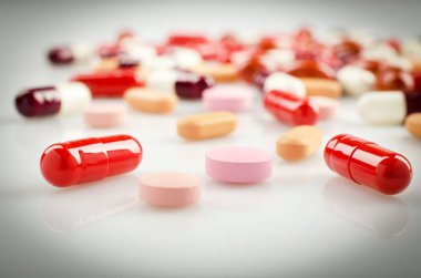 Çok kırmızı ve diğer tıbbi kapsül