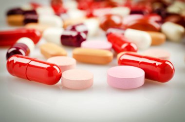 Çok kırmızı ve diğer tıbbi kapsül