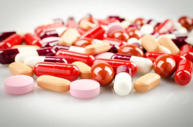 Çok kırmızı ve diğer tıbbi kapsül