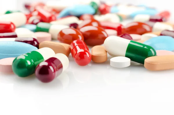 Pílulas e cápsulas multicoloridas — Fotografia de Stock