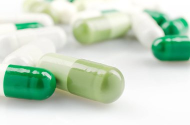 Parlak beyaz ve yeşil kapsül